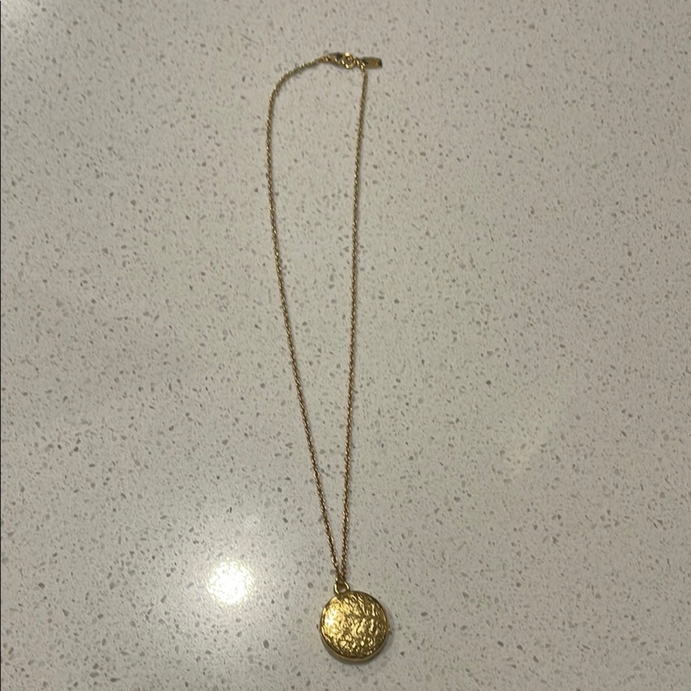 Elegant Gold Pendant Necklace